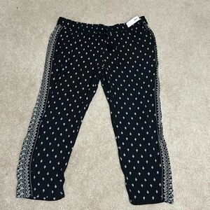Old Navy pull on pant. Size Large